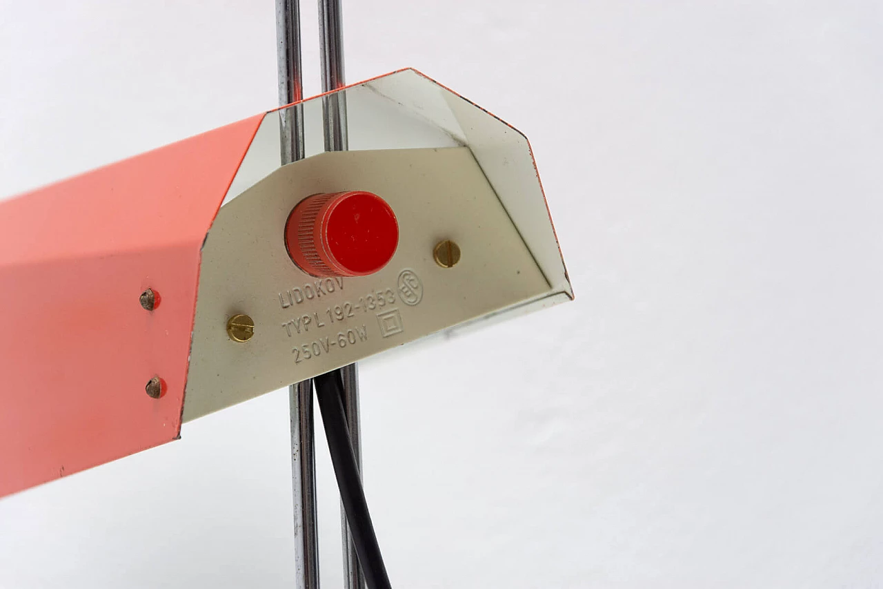 Lampada da scrivania con struttura cromata e paralume rosso di Josef Hurka per Napako, anni '60 9