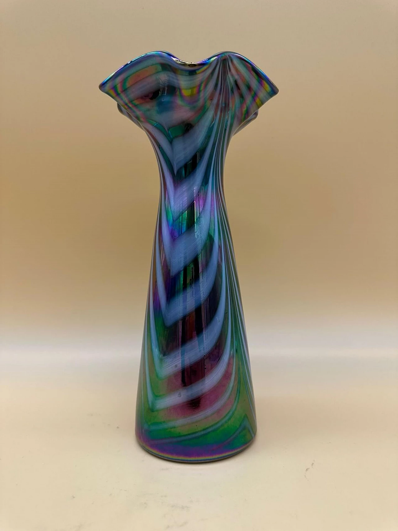 Vaso in vetro iridescente con striature, inizio '900 2