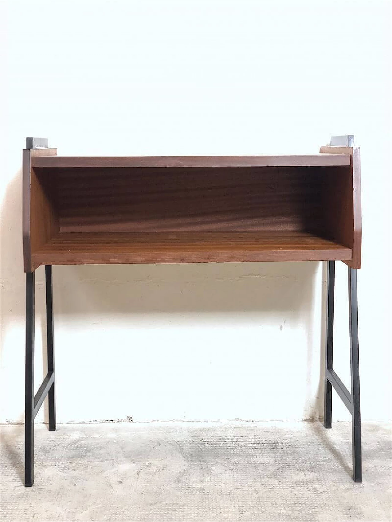 Tavolino con vano a giorno in legno impiallacciato teak e metallo, anni '60 5