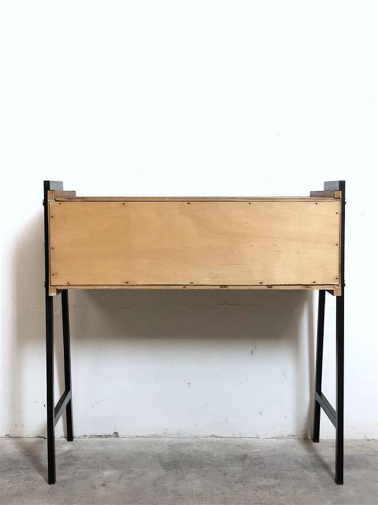 Tavolino con vano a giorno in legno impiallacciato teak e metallo, anni '60 11