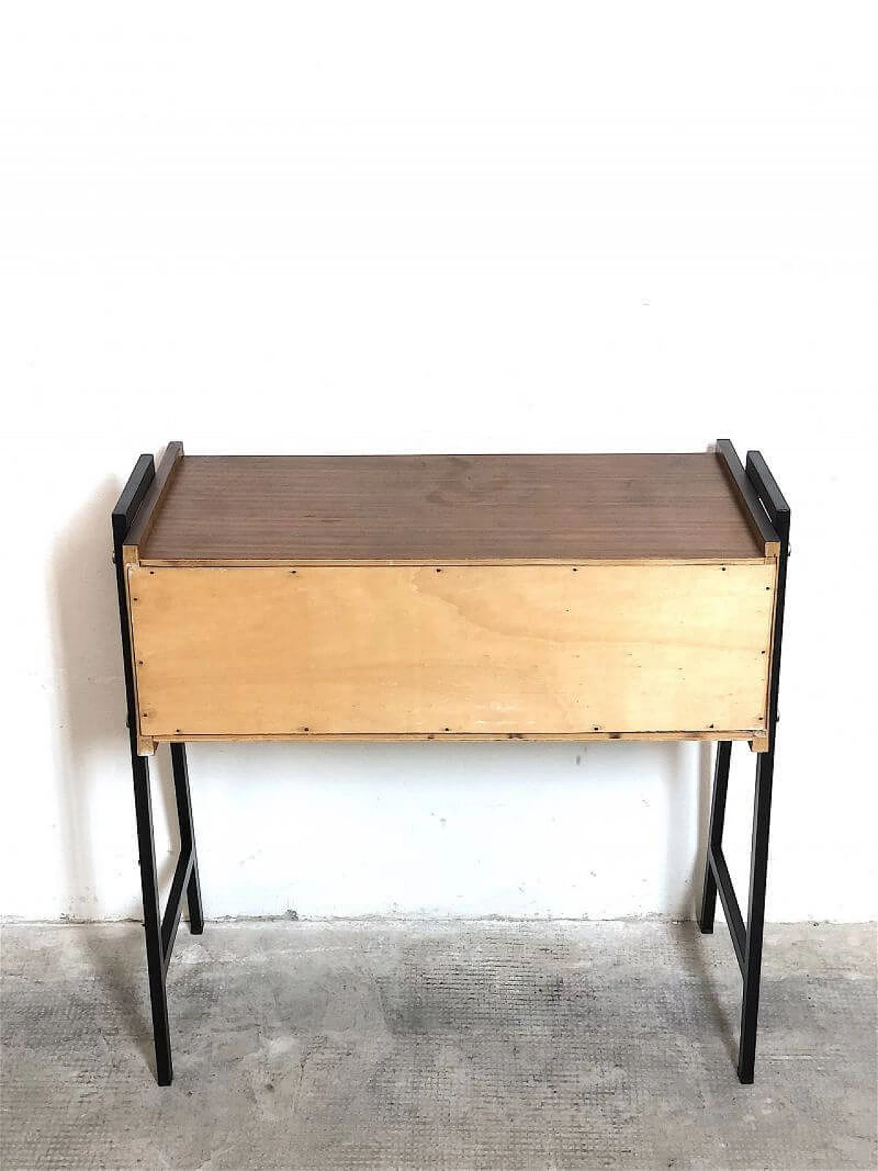 Tavolino con vano a giorno in legno impiallacciato teak e metallo, anni '60 13