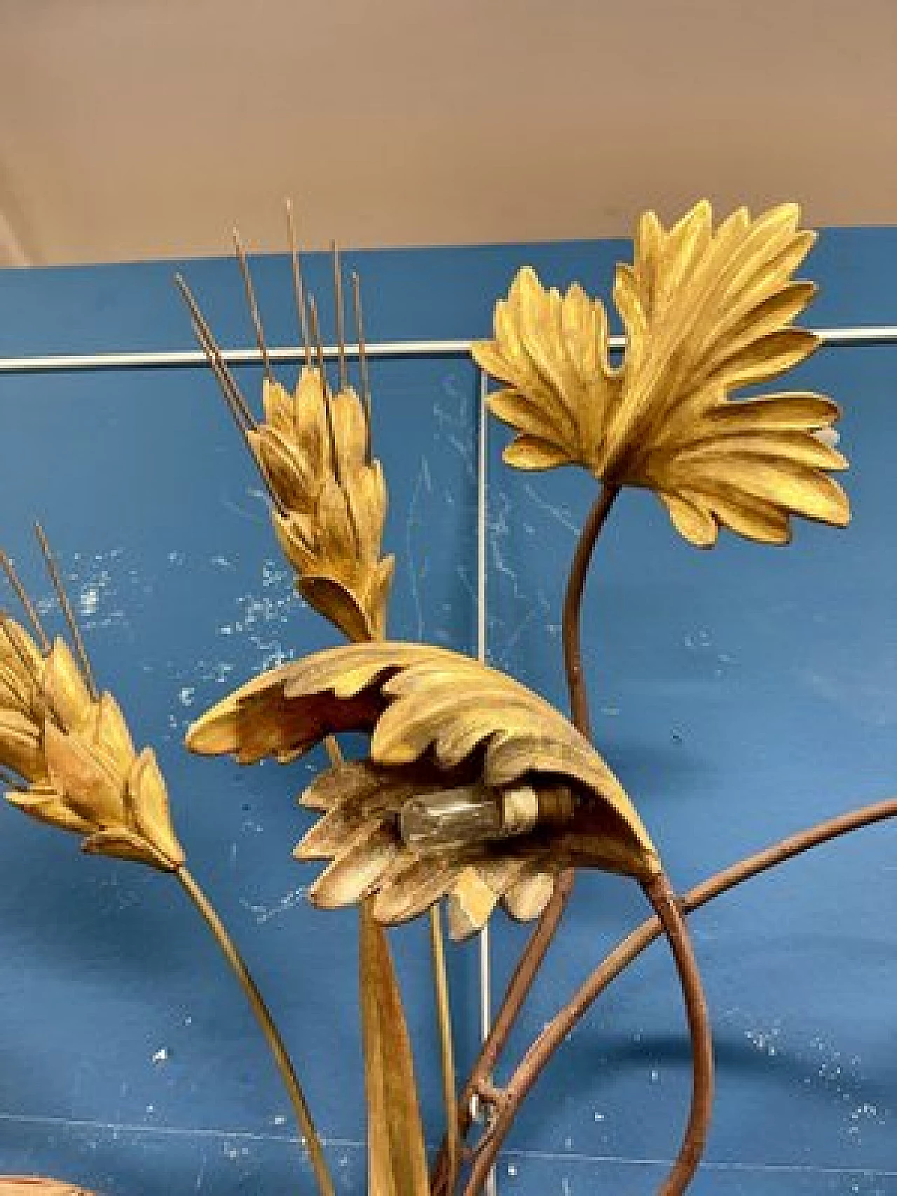 Metal and gilded wood wall light with vine leaves and spikes 3