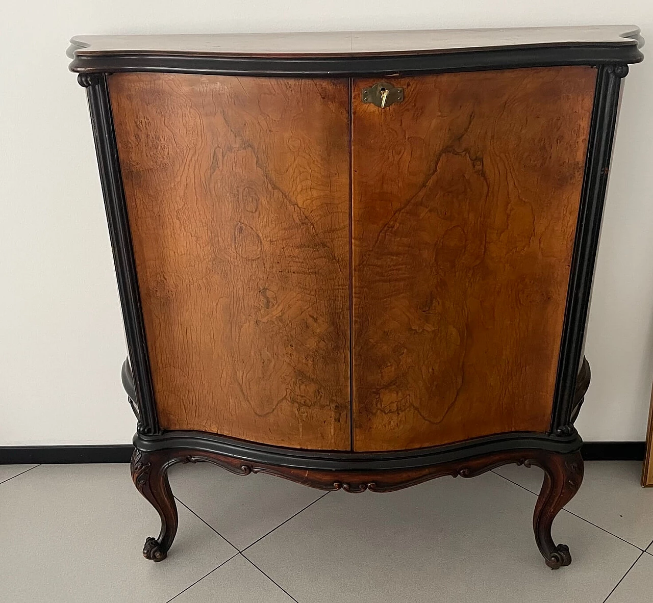 Mobile bar in stile Chippendale con interni a specchio, anni '40 1