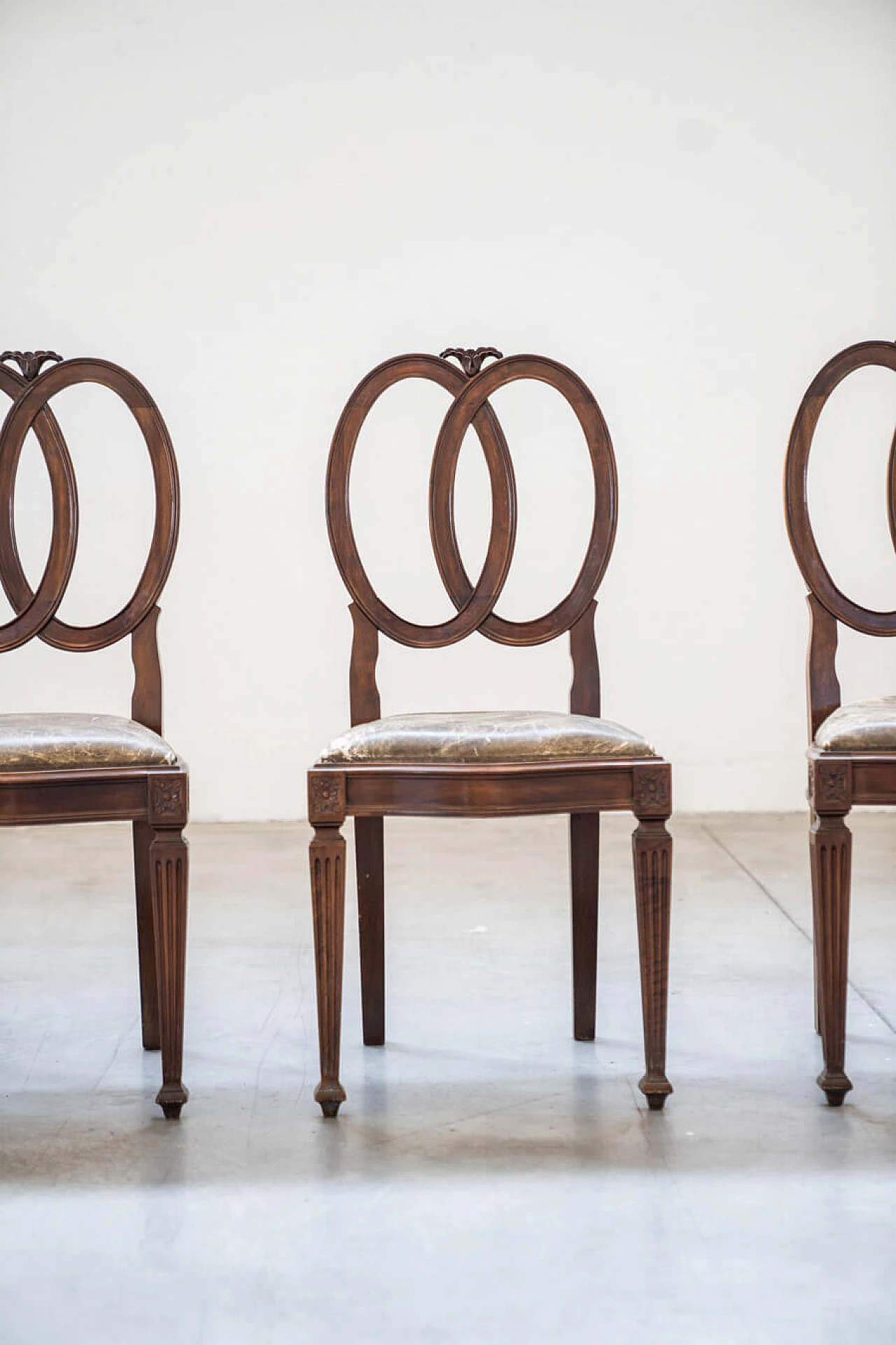 4 Hand-carved walnut chairs with leatherette seat, 1970s 2
