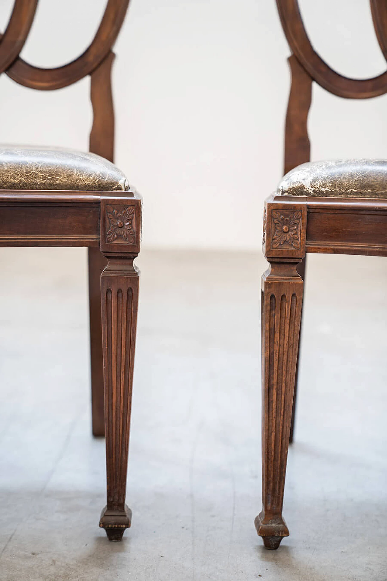 4 Hand-carved walnut chairs with leatherette seat, 1970s 10