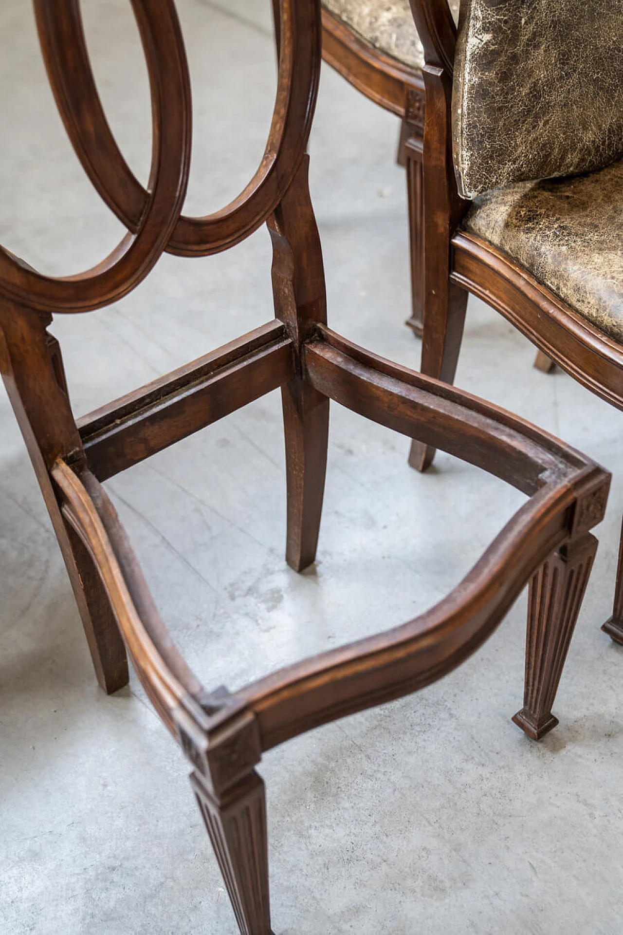 4 Hand-carved walnut chairs with leatherette seat, 1970s 13