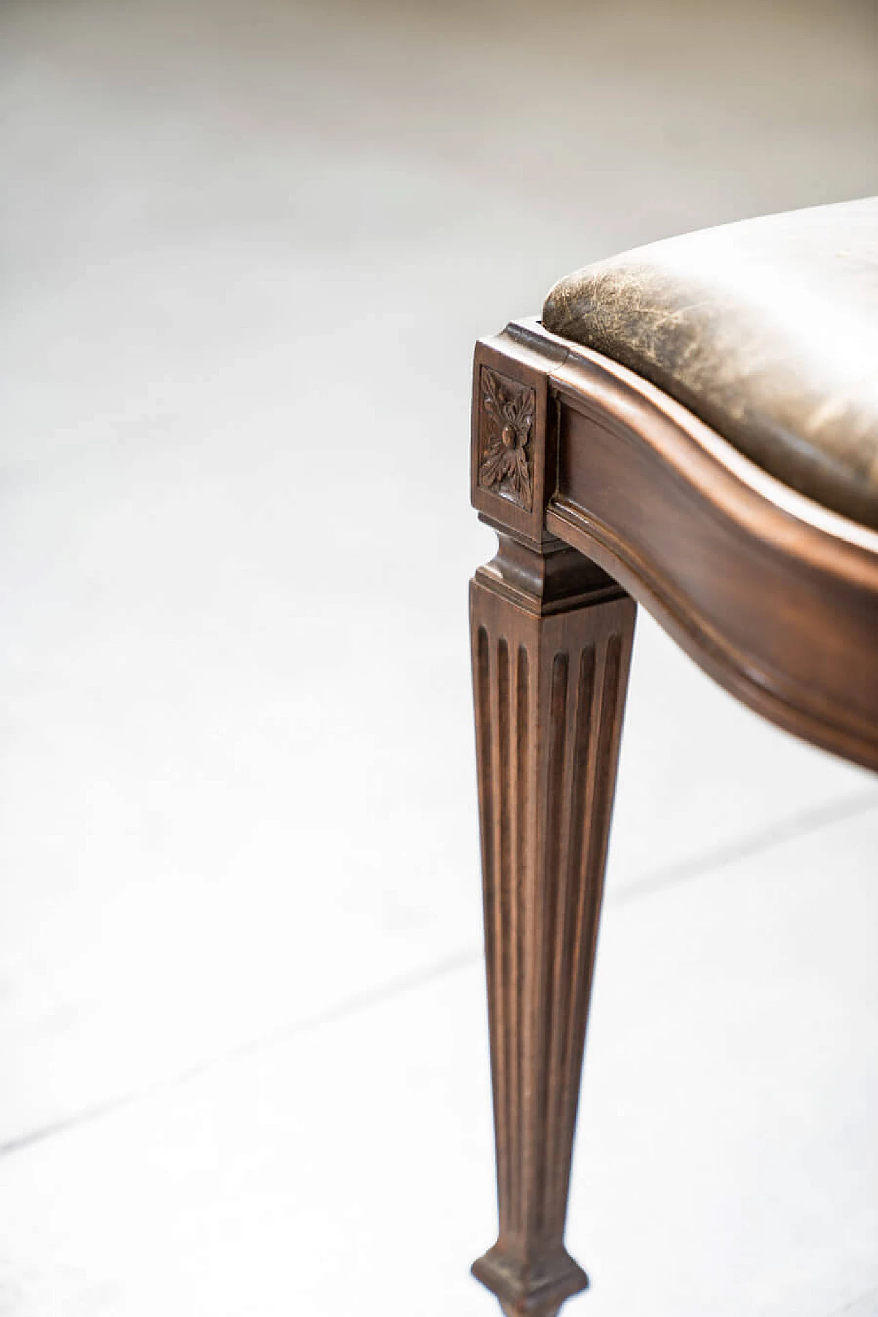 4 Hand-carved walnut chairs with leatherette seat, 1970s 19