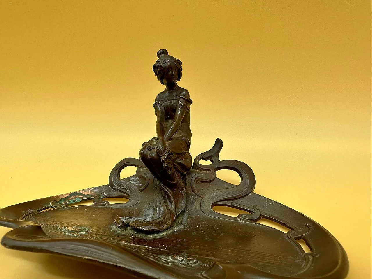 Svuota tasche con fanciulla seduta in laghetto con ninfee, inizio '900 1