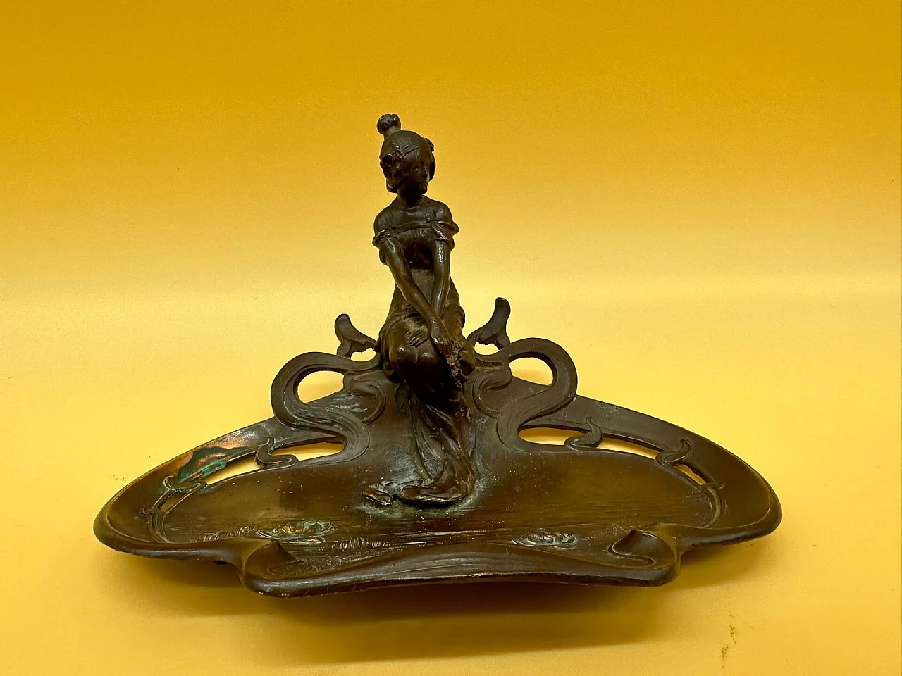 Svuota tasche con fanciulla seduta in laghetto con ninfee, inizio '900 2