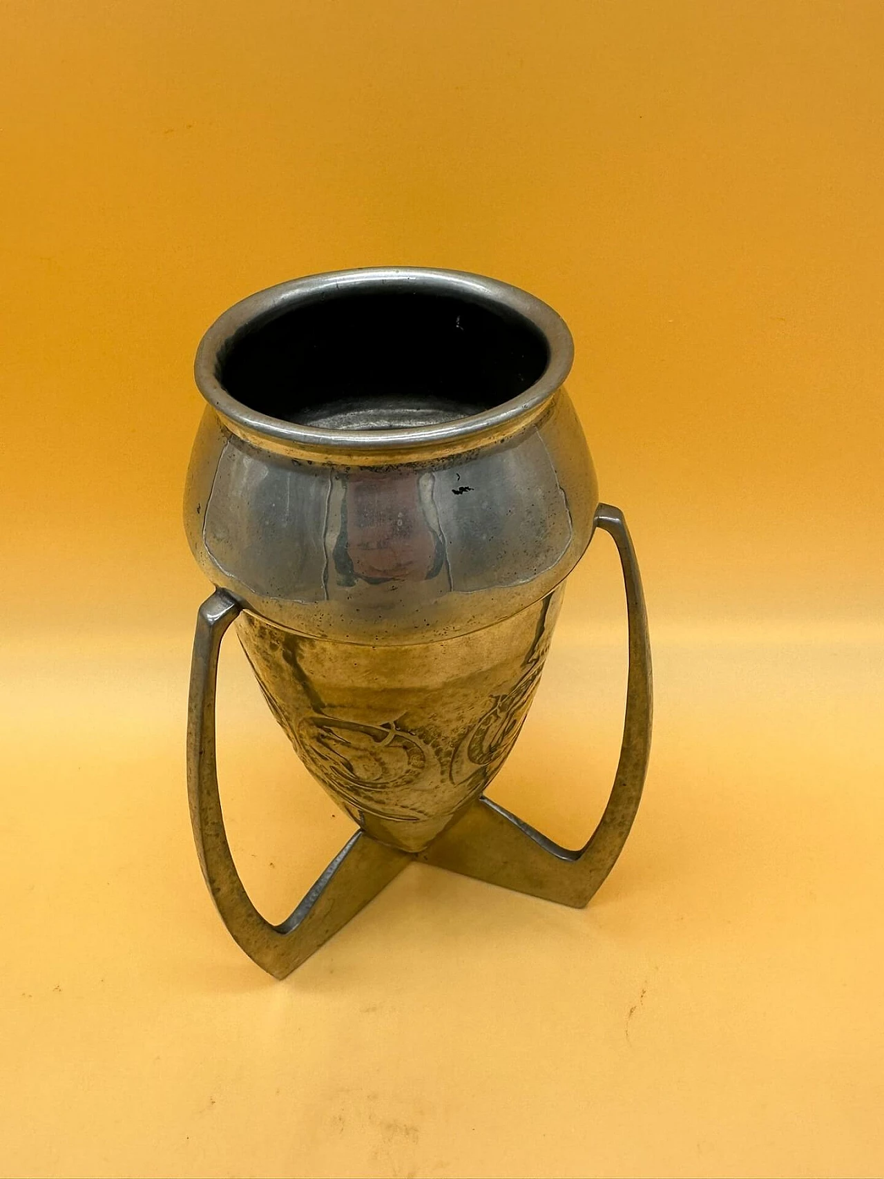 Vaso in metallo argentato a tre anse con foglie stilizzate 1