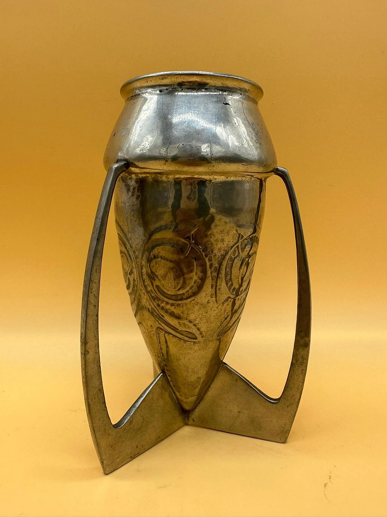 Vaso in metallo argentato a tre anse con foglie stilizzate 2