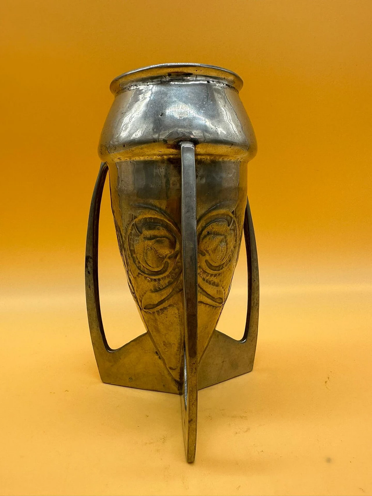 Vaso in metallo argentato a tre anse con foglie stilizzate 4