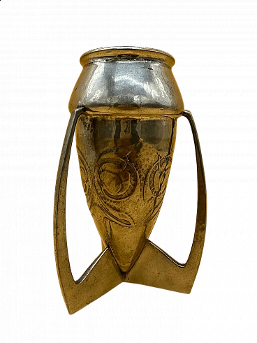 Vaso in metallo argentato a tre anse con foglie stilizzate