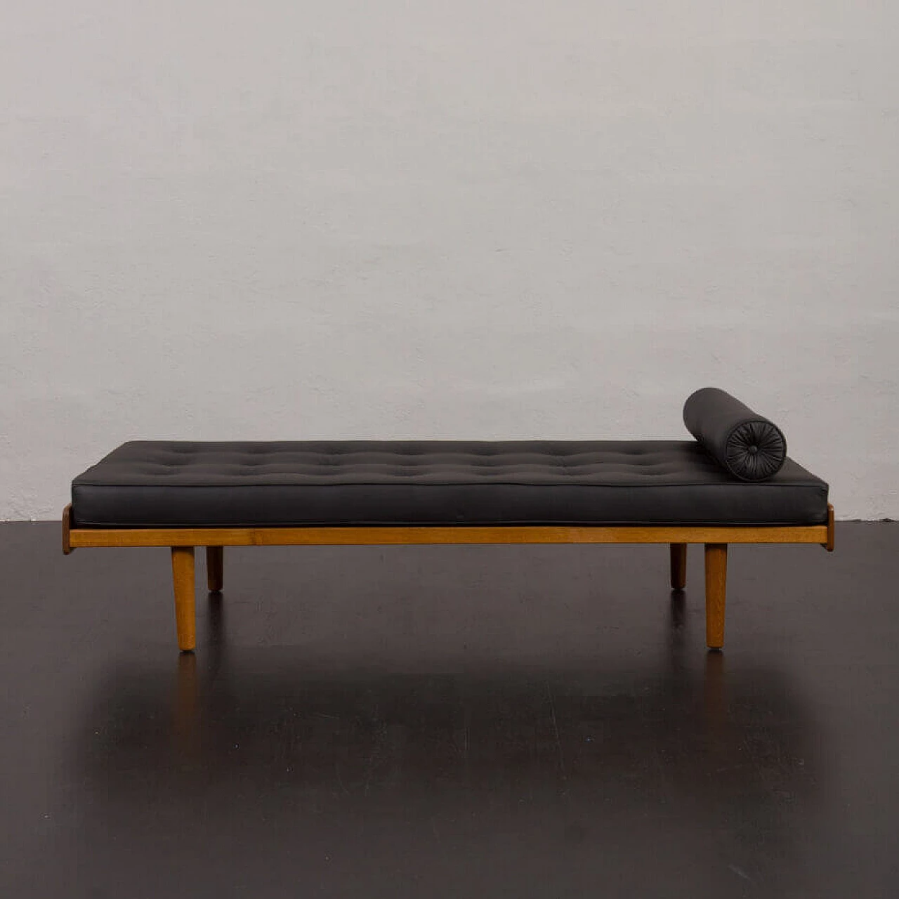 Daybed G19 in oak and black leather by Ejvind A. Johansson for FDB Furniture, 1960s 5