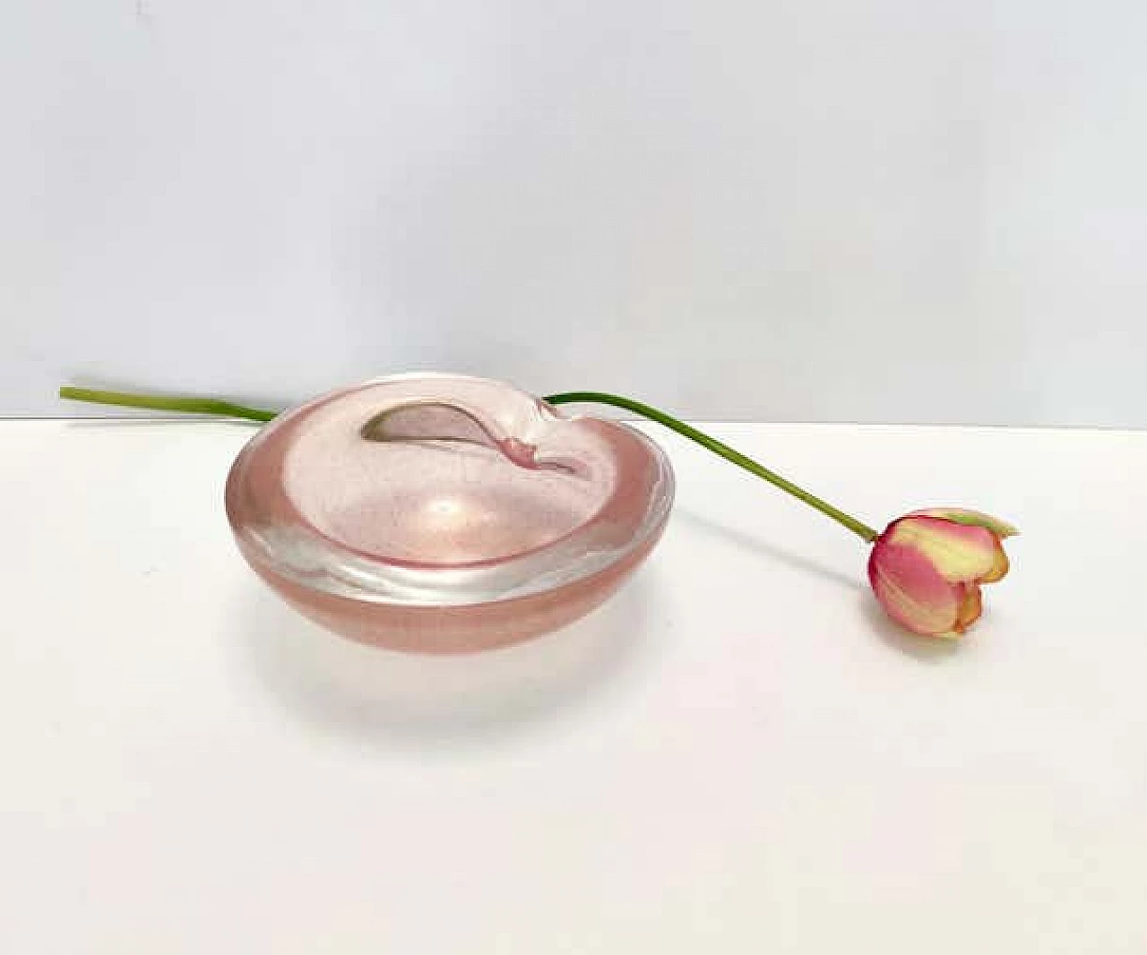 Peach-pink Murano glass ashtray with gold leaf, 1960s 6