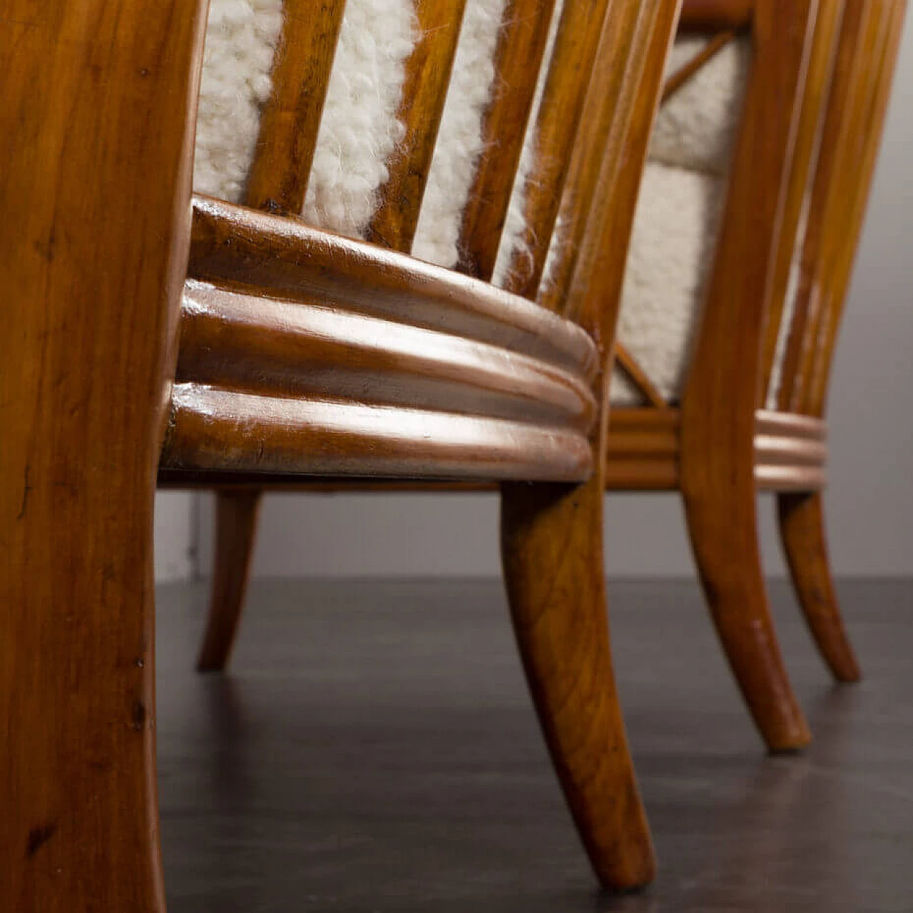 Coppia di poltrone in tessuto boucle naturale e legno di ciliegio di Paolo Buffa, anni '50 9