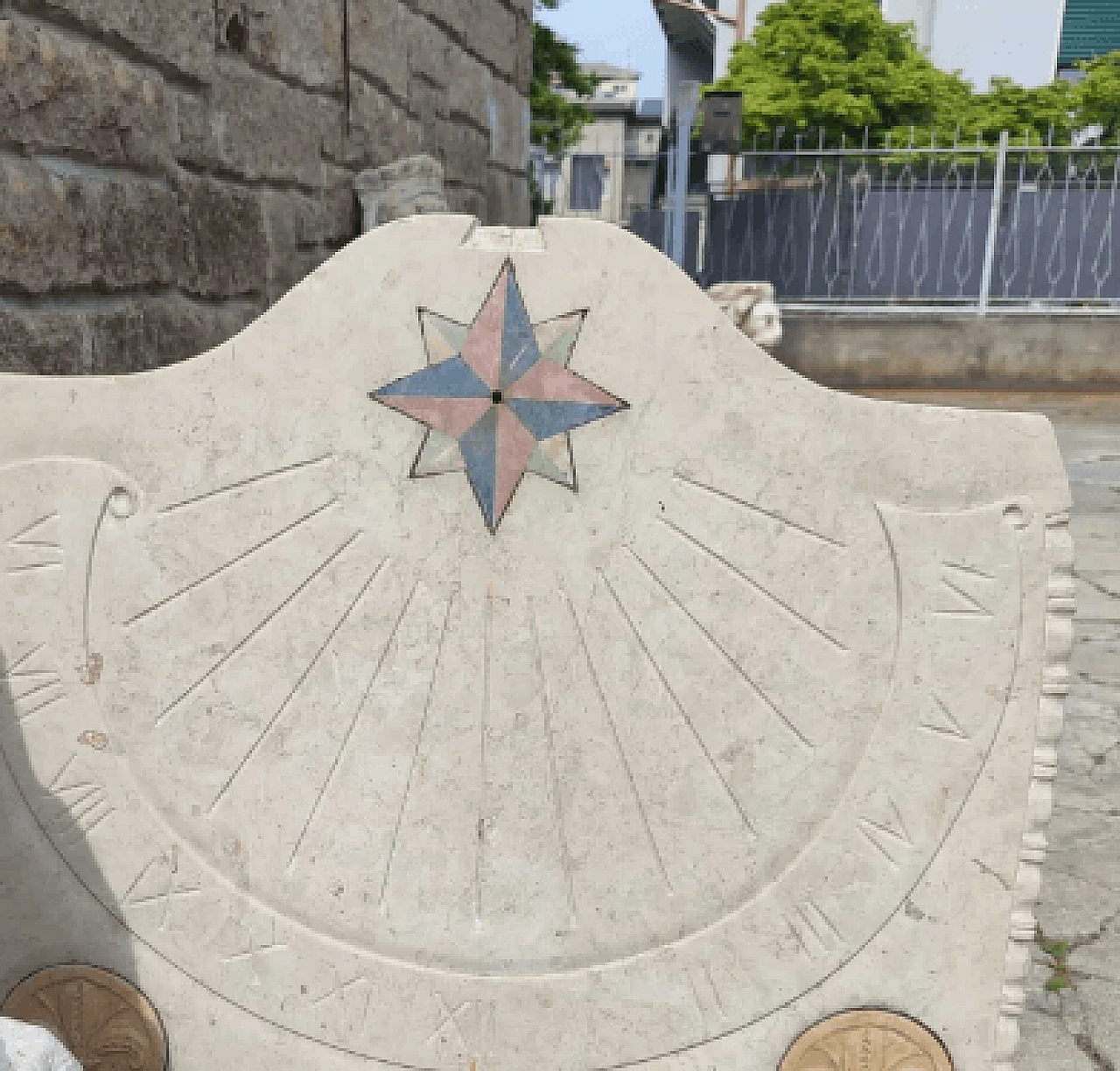 Botticino marble sundial with compass rose and Florentine lilies, 19th century 4