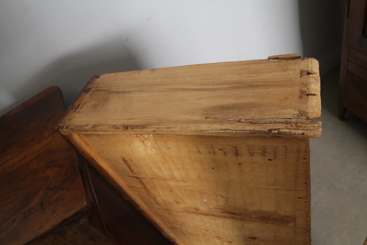 Cassettone Luigi Filippo cappuccino in noce massello con piedi a pigna, 1840 3