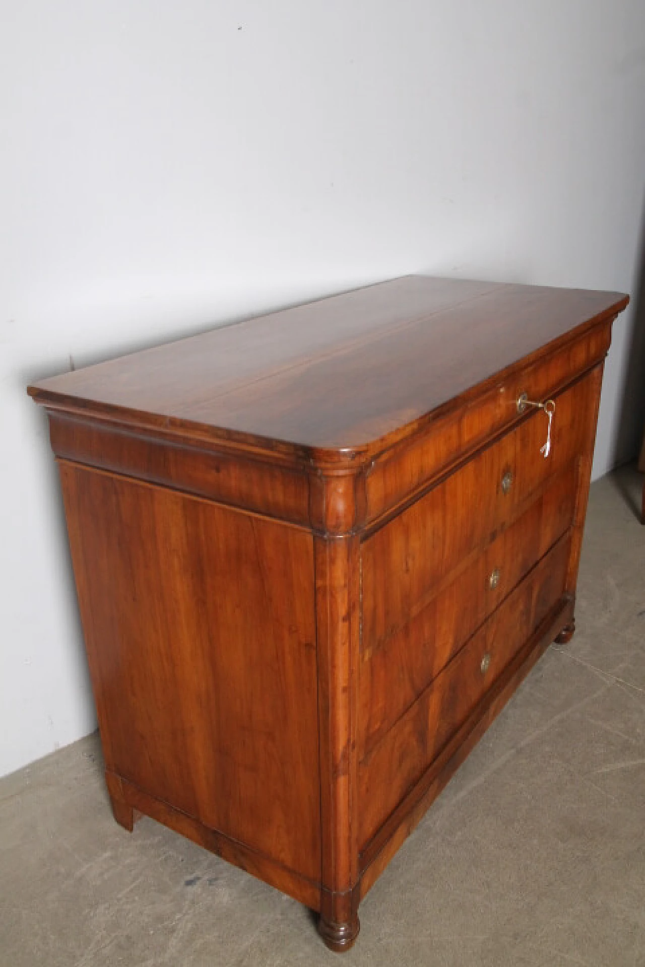 Cassettone Luigi Filippo cappuccino in noce massello con piedi a pigna, 1840 9