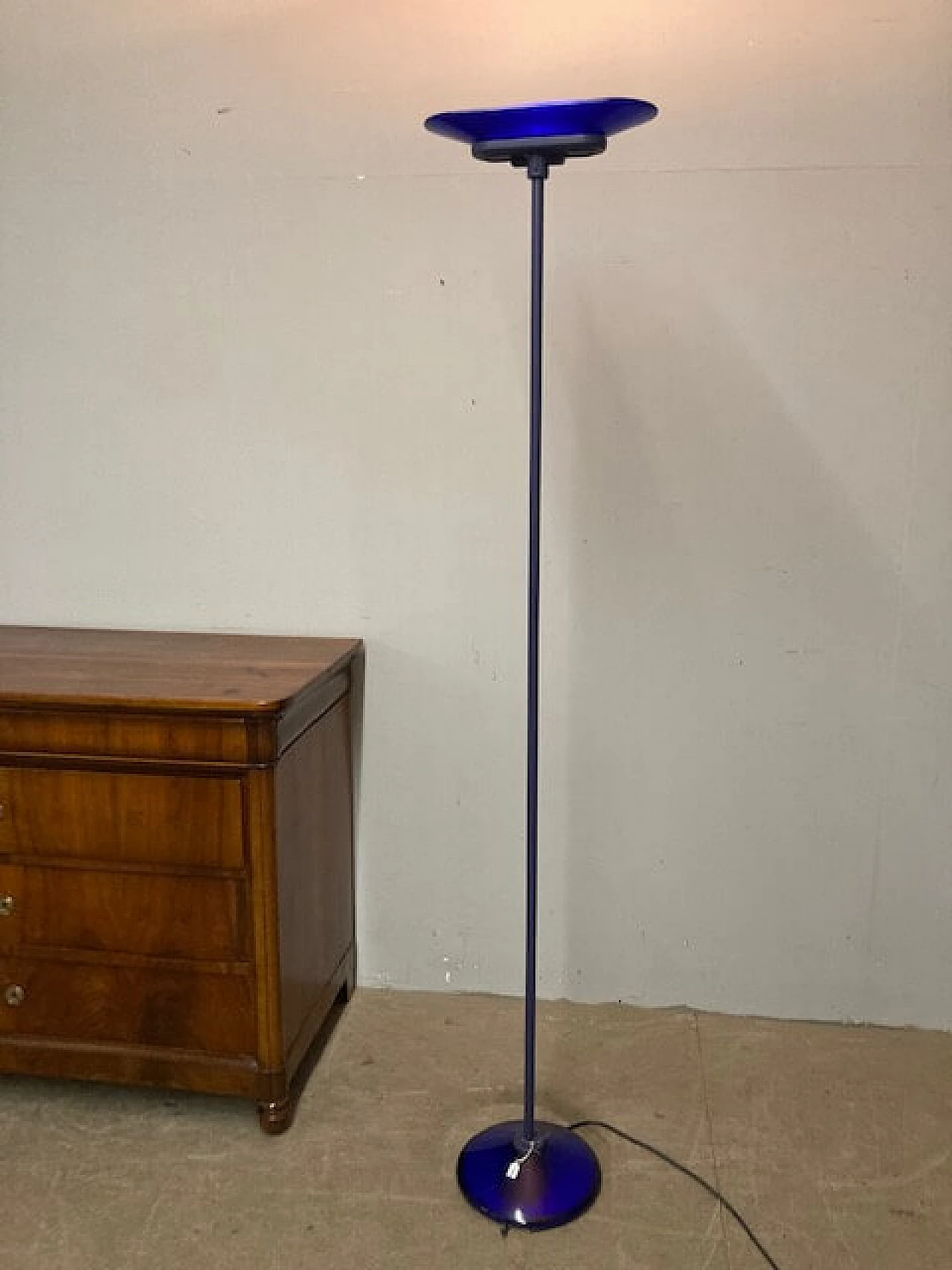 Coppia di lampade da terra Jill in metallo e vetro blu di Arteluce, anni '80 3