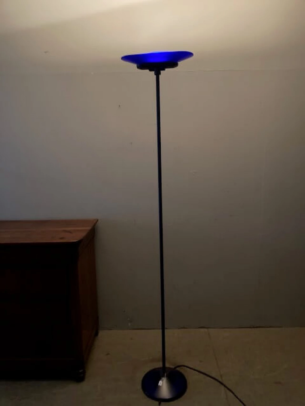 Coppia di lampade da terra Jill in metallo e vetro blu di Arteluce, anni '80 5