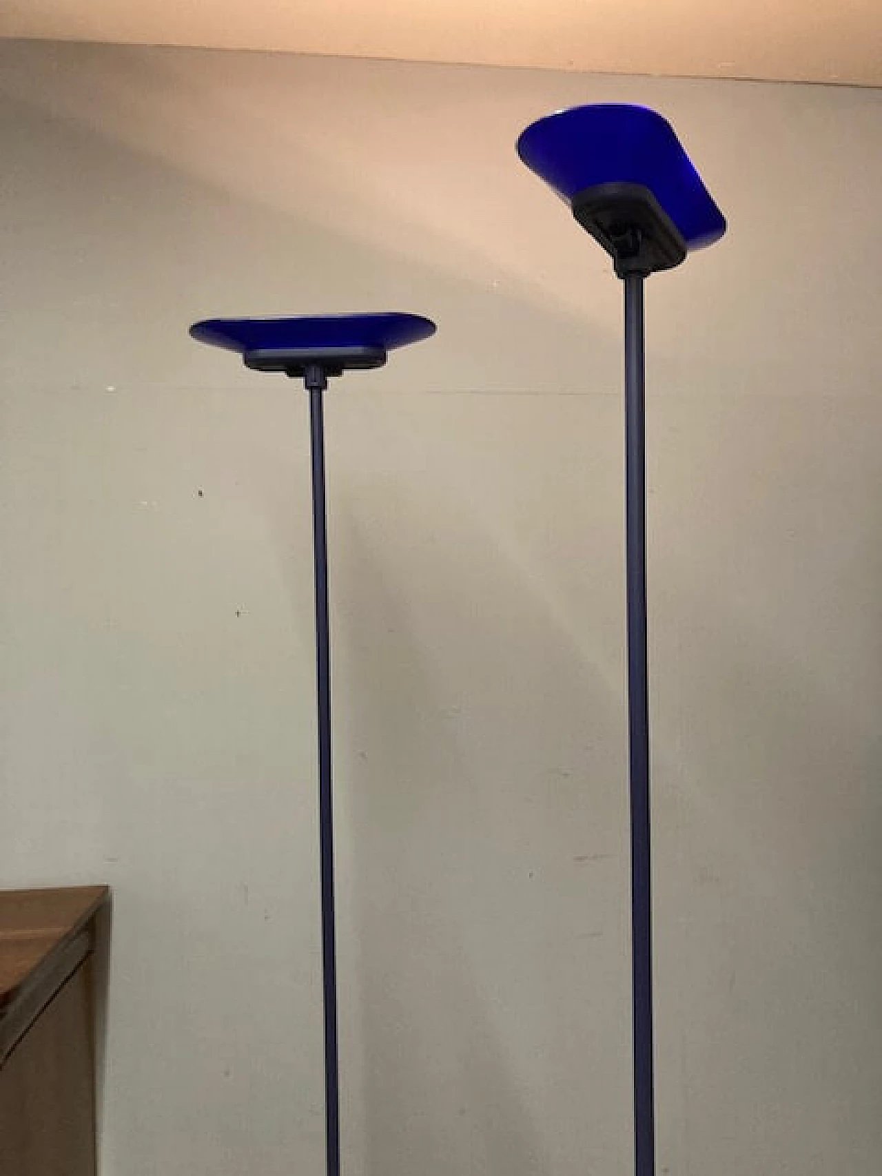 Coppia di lampade da terra Jill in metallo e vetro blu di Arteluce, anni '80 7