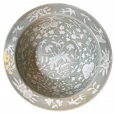 Piatto in ceramica Celadon con motivi floreali in rilievo, '800