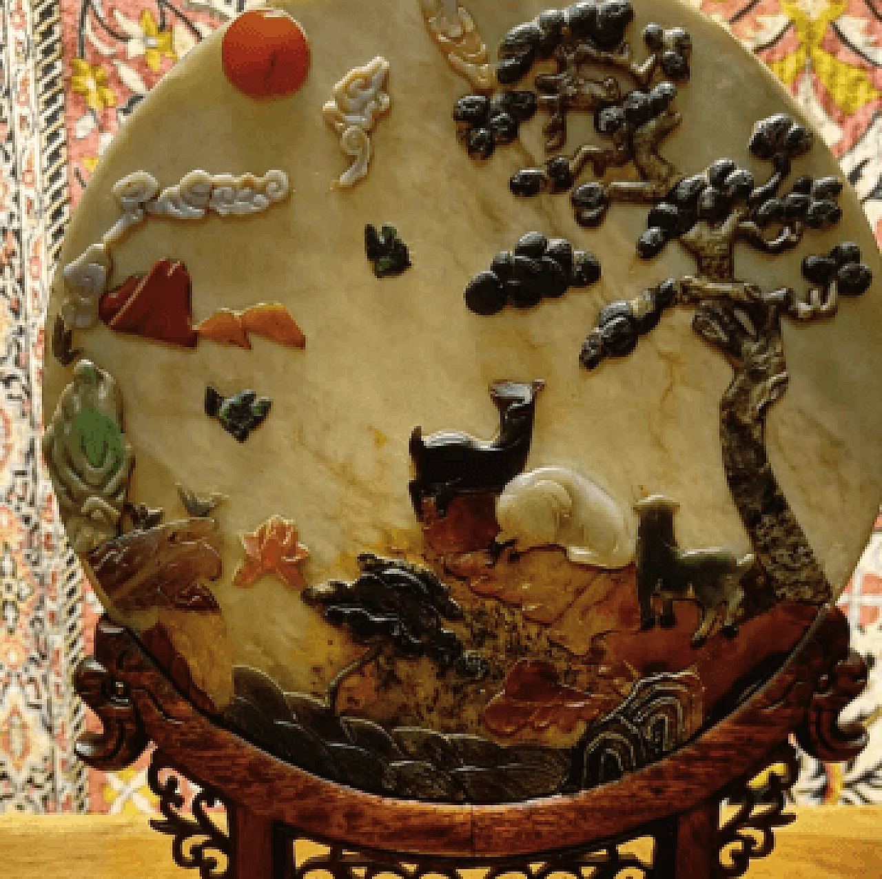 Scultura cinese di disco in giada e pietre su base in legno patinato 3