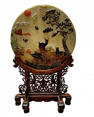 Scultura cinese di disco in giada e pietre su base in legno patinato