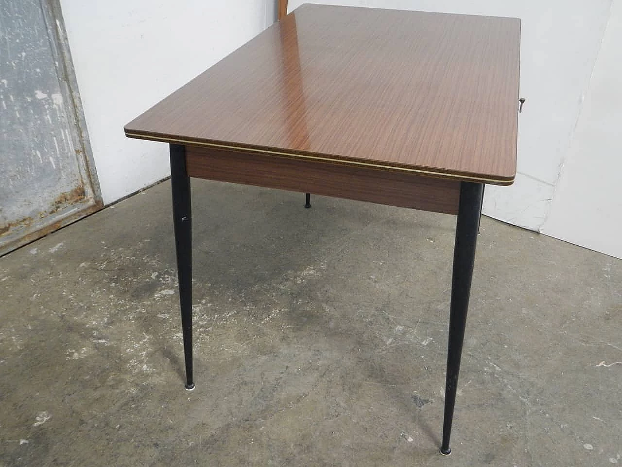 Tavolo in formica con profili oro, anni '60 3