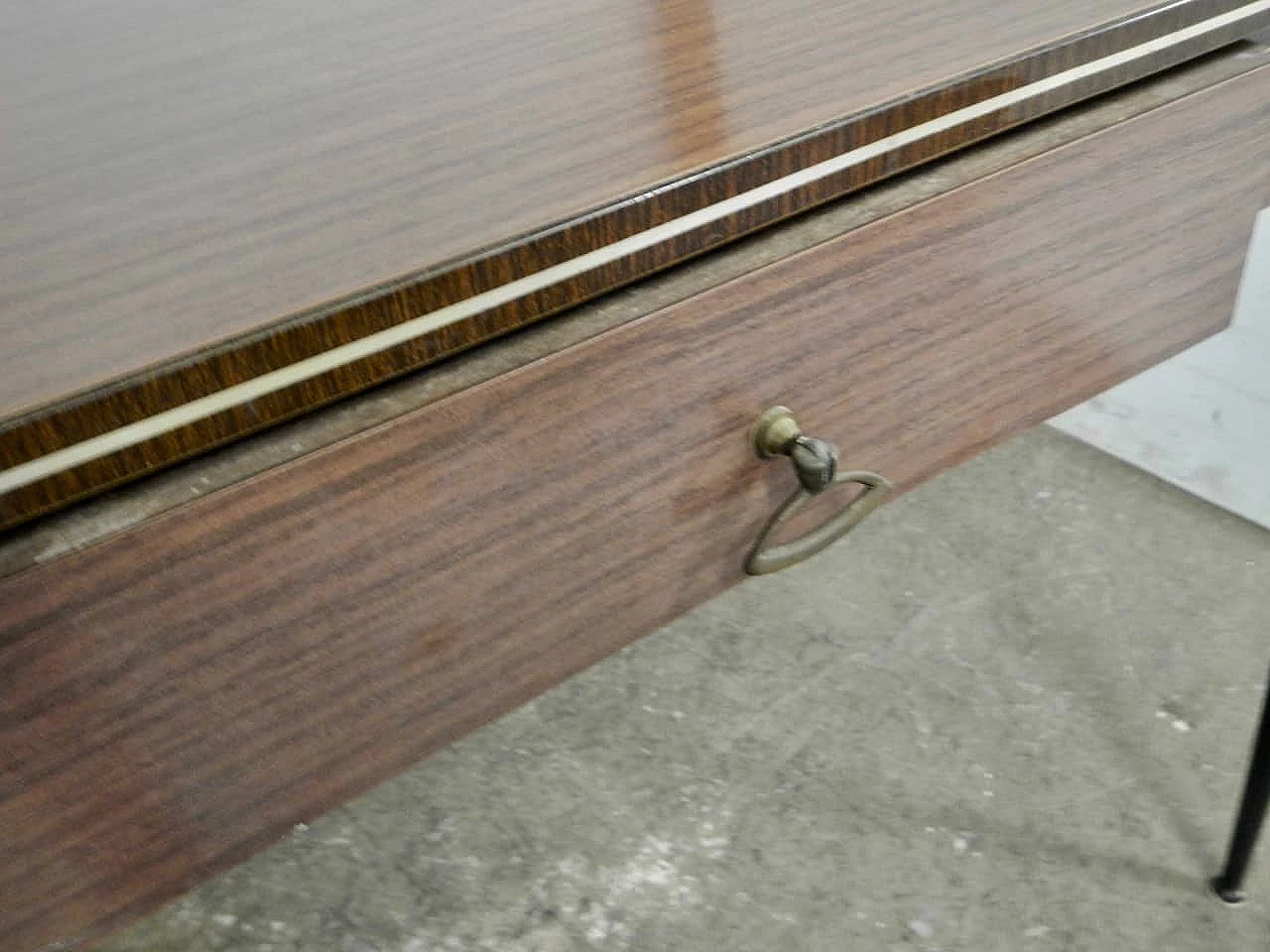 Tavolo in formica con profili oro, anni '60 9