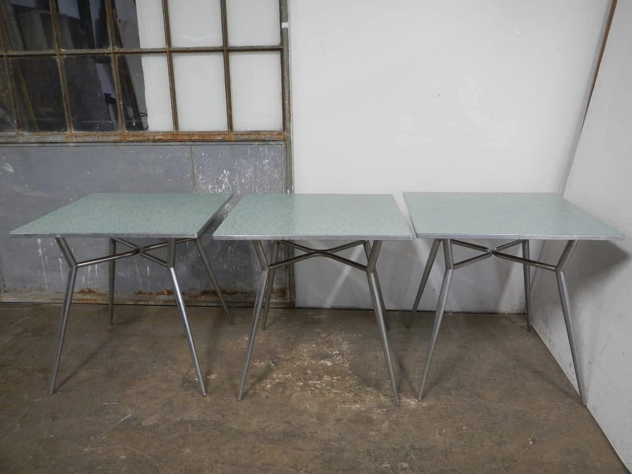 Tavolo con gambe in metallo con piano in formica verde, anni '50 1