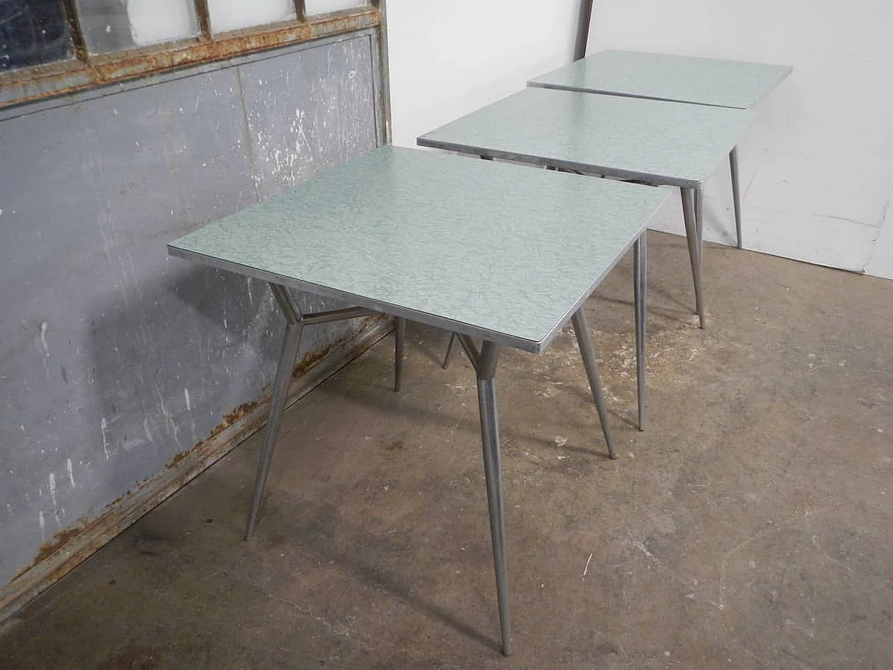 Tavolo con gambe in metallo con piano in formica verde, anni '50 2