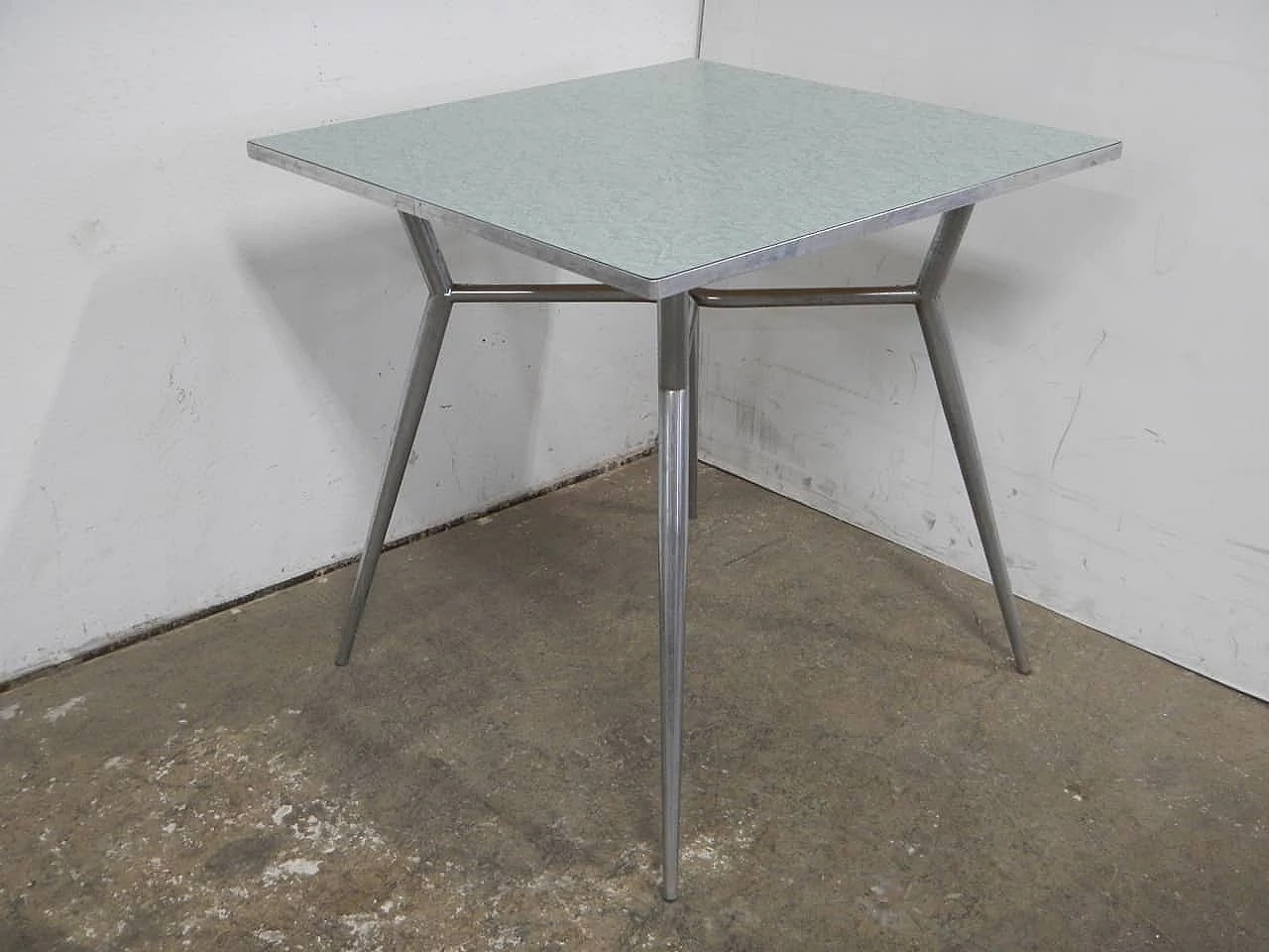 Tavolo con gambe in metallo con piano in formica verde, anni '50 5