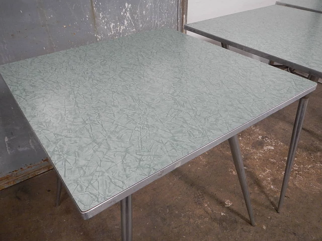 Tavolo con gambe in metallo con piano in formica verde, anni '50 9