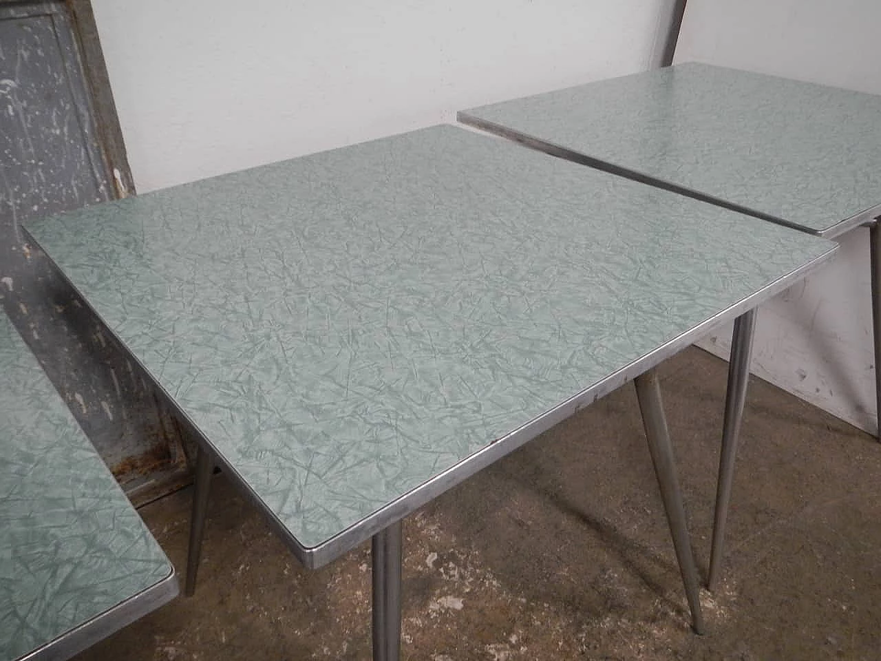 Tavolo con gambe in metallo con piano in formica verde, anni '50 10