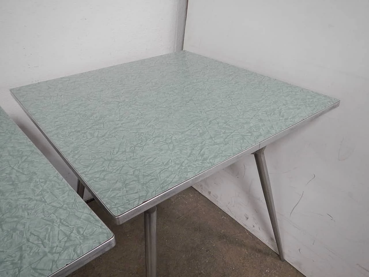 Tavolo con gambe in metallo con piano in formica verde, anni '50 11
