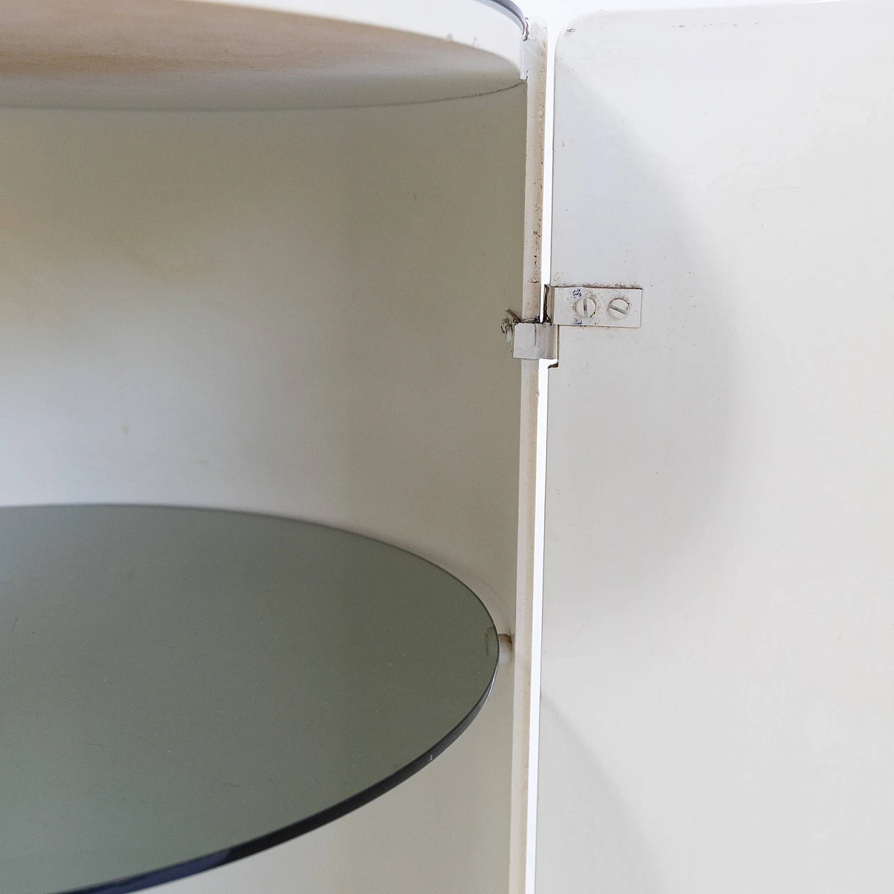 Comodino con anta in legno laccato e piano in vetro, anni '70 4