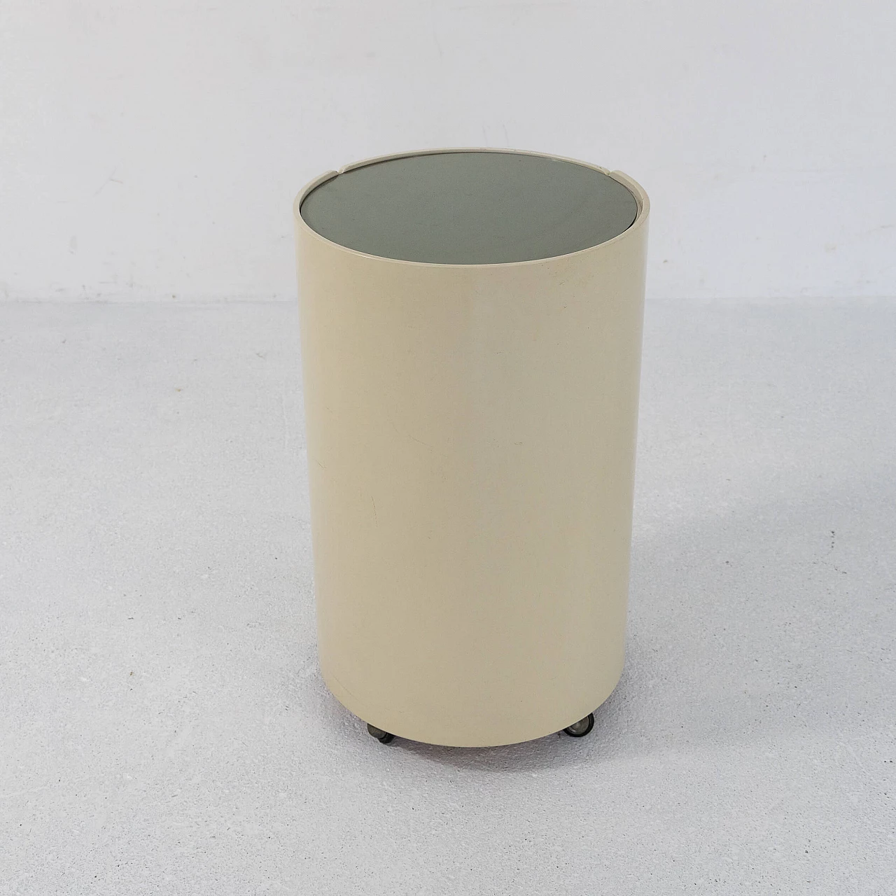 Comodino con anta in legno laccato e piano in vetro, anni '70 6