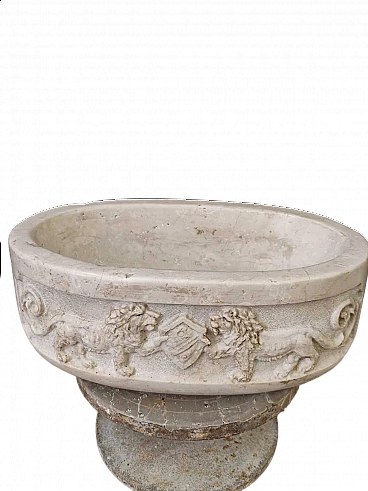 Oval bowl in Botticino marble decorated with two lions, 19th century