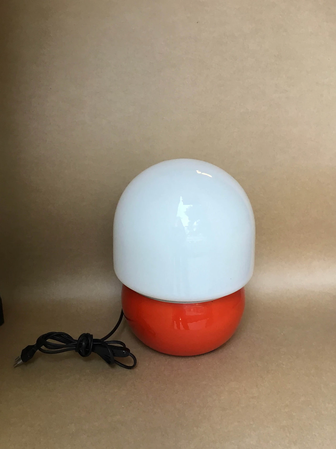 Red enameled aluminum and milk glass table lamp, 1970s 3