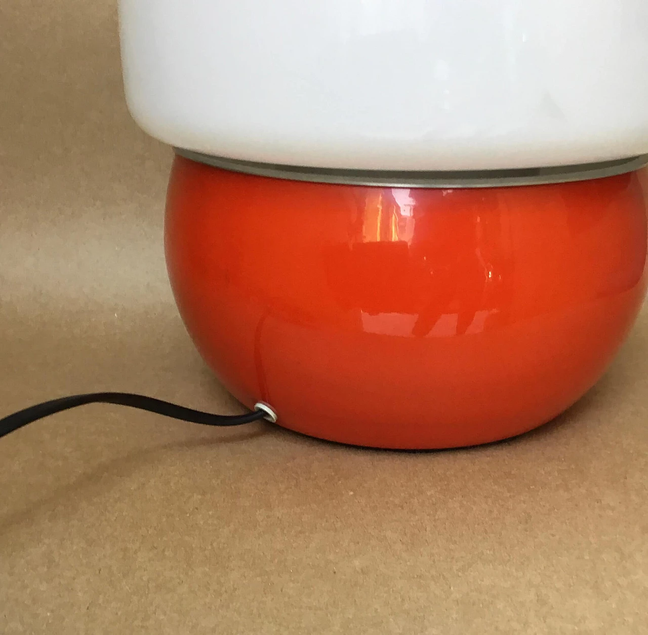 Red enameled aluminum and milk glass table lamp, 1970s 4