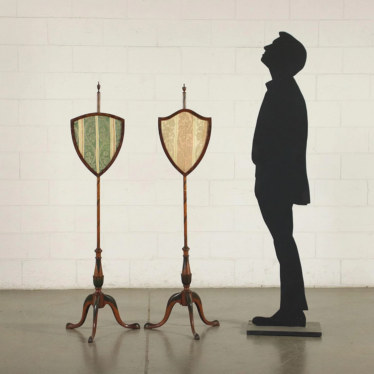 Pair of pole screen with embroidered fabric, 19th century 2