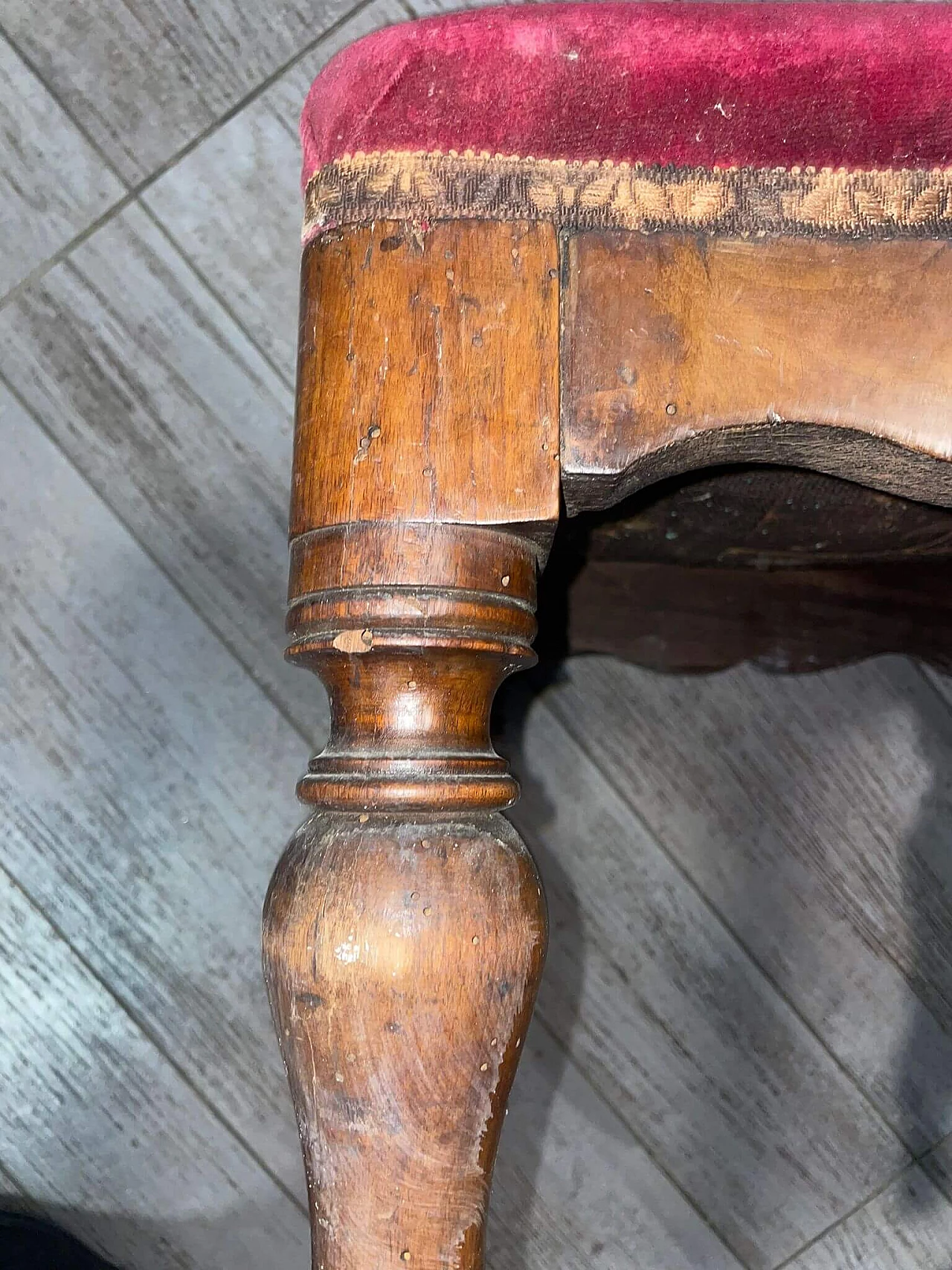 Wooden pouf with red velvet seat, early 20th century 4