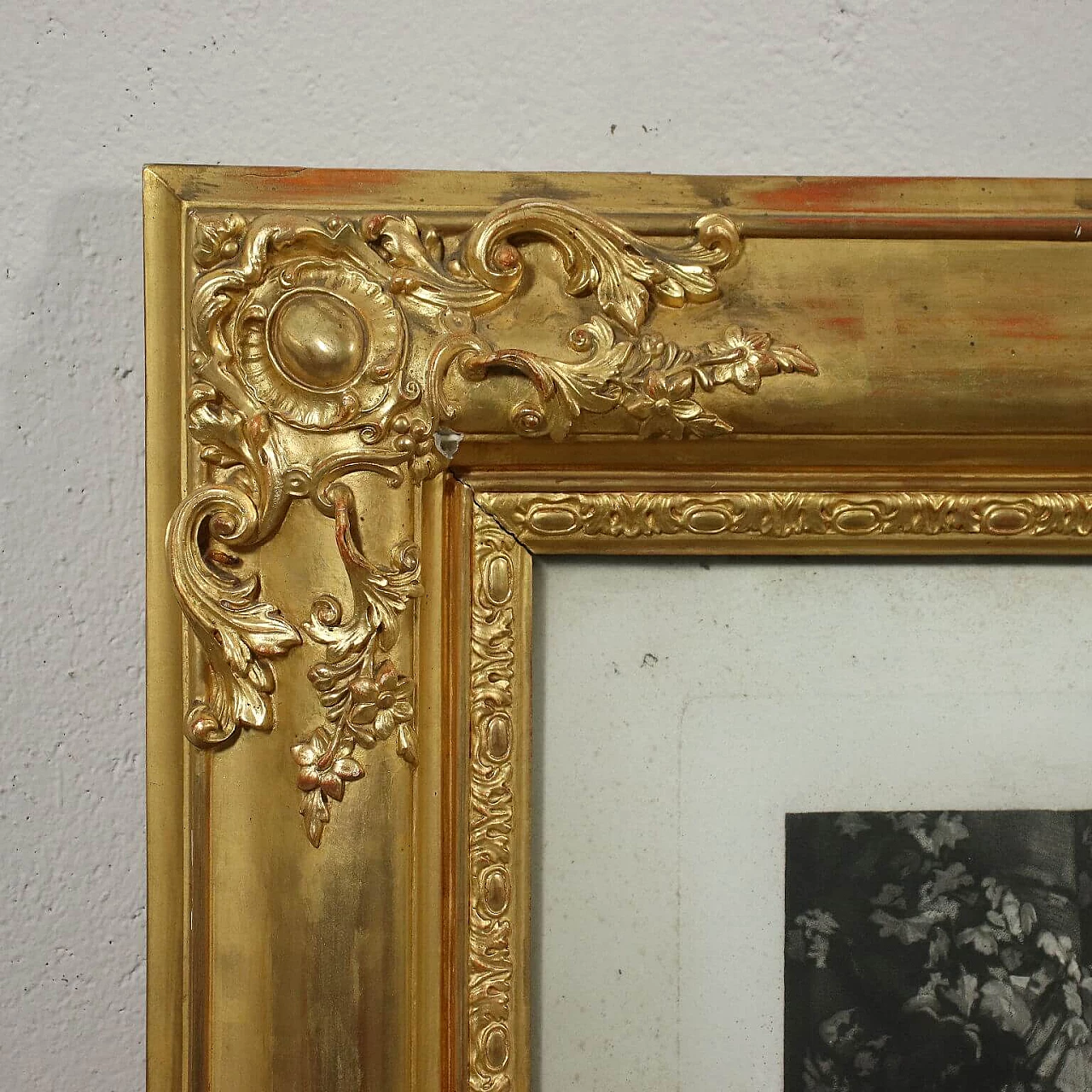 Coppia di cornici in legno intagliato e dorato con incisioni, del '800 6