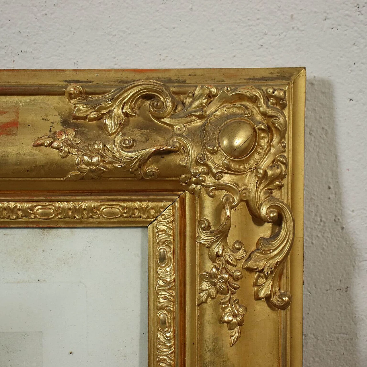 Coppia di cornici in legno intagliato e dorato con incisioni, del '800 7