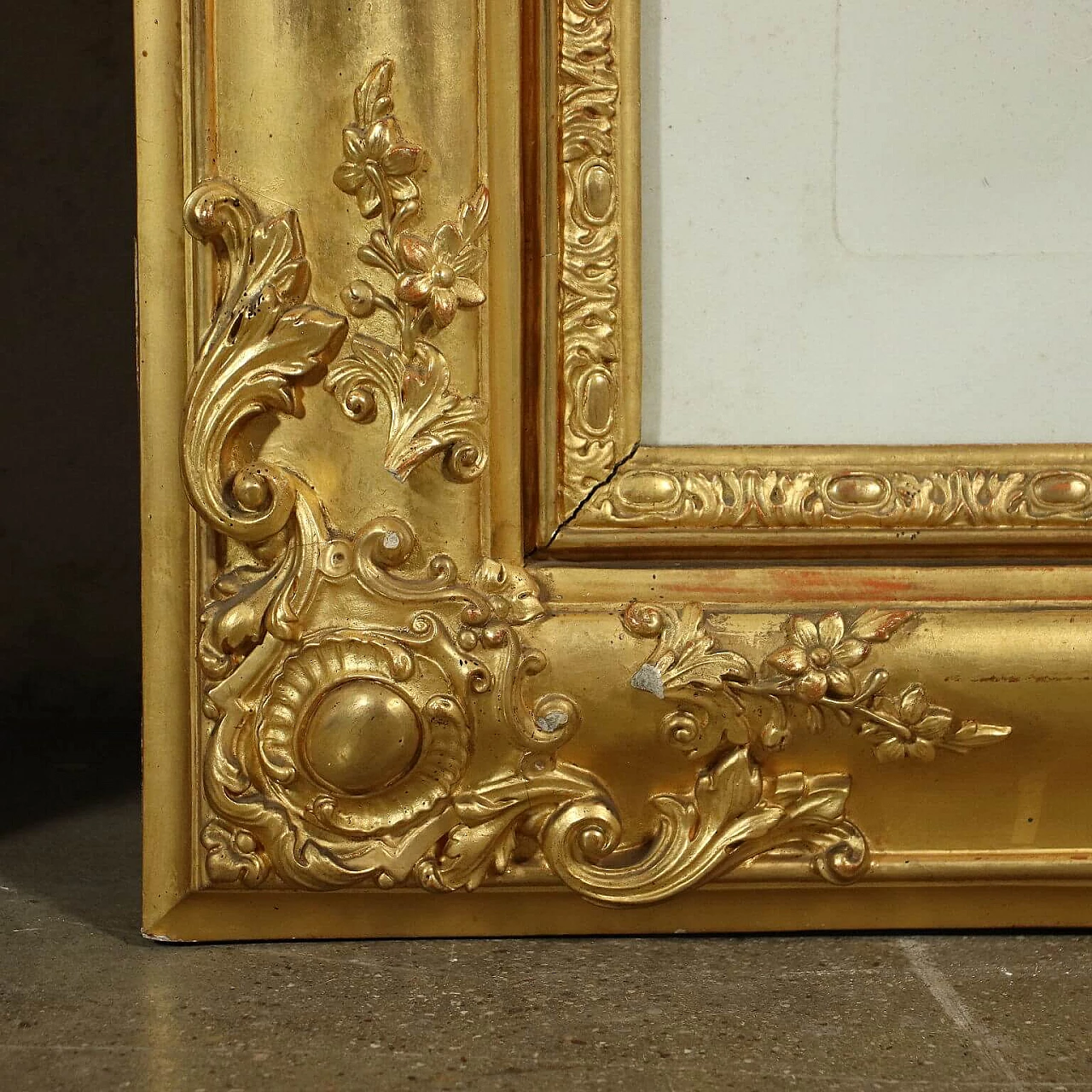 Pair of carved and gilded wooden frames with engravings, 19th century 9