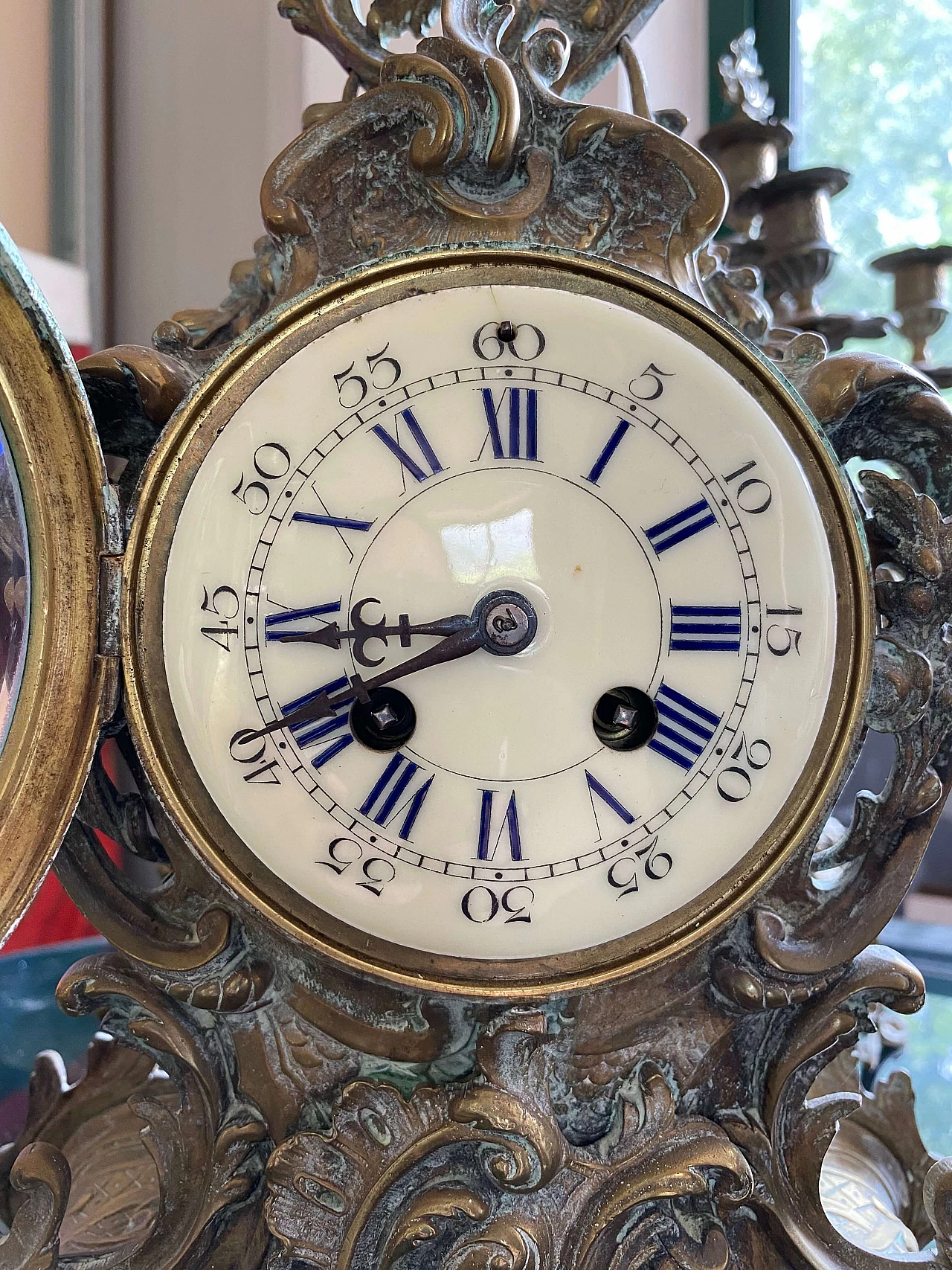 Trittico con orologio e coppia di candelabri in ottone, fine '800 5