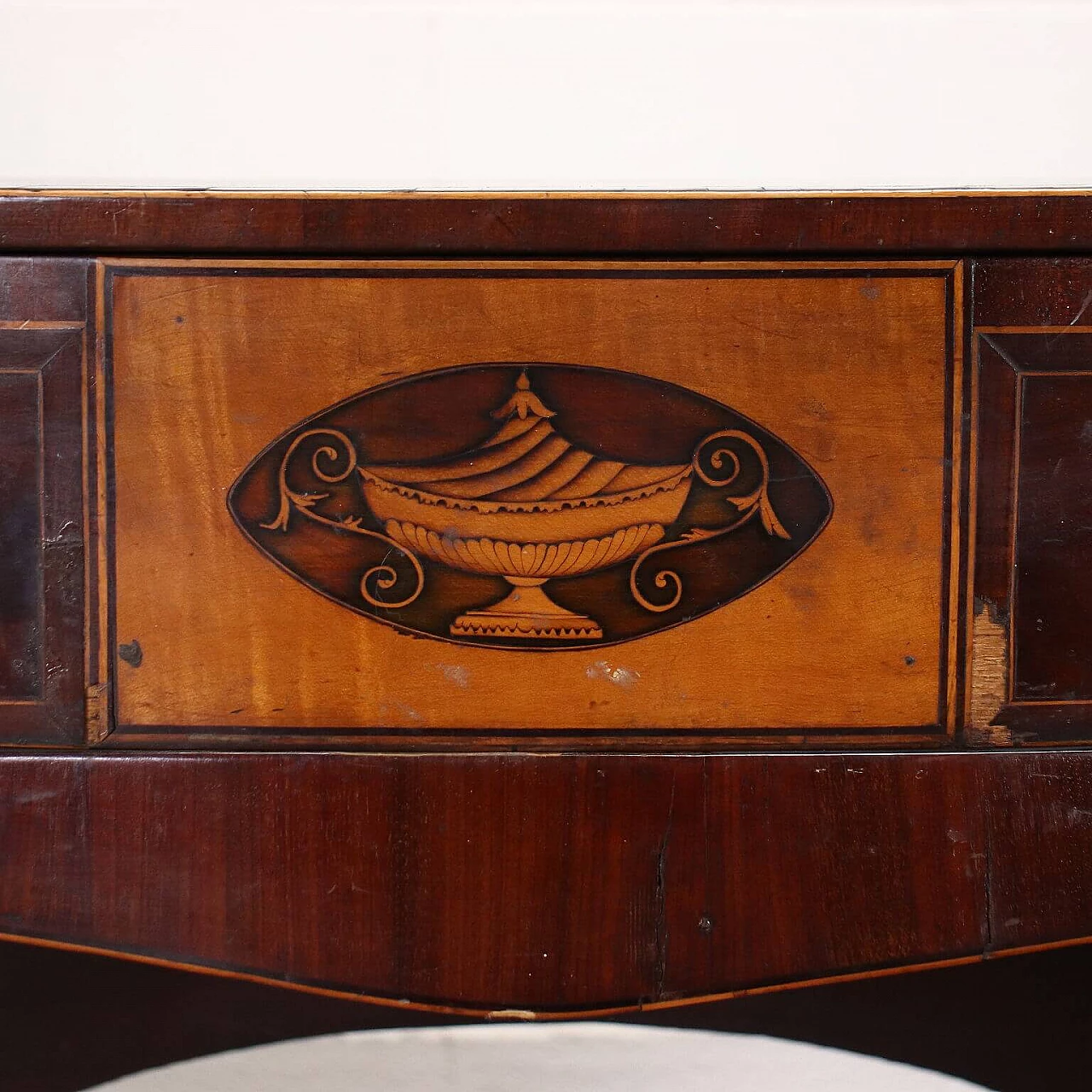 George III style wooden serpentine sideboard, 18th century 7