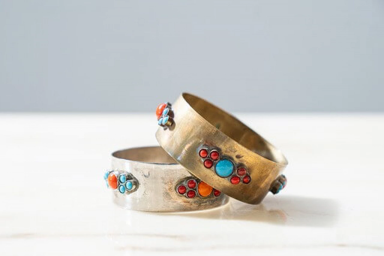 Coppia di bracciali rigidi in ottone con inserti in corallo, anni '70 1